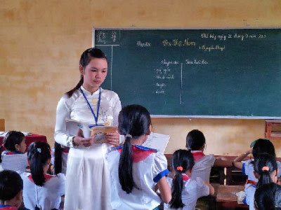 Hình ảnh cô giáo tiểu học (ảnh minh họa/hiephoabacgiang.edu.vn)