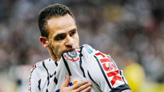 Corinthians anuncia contratação do meia Renato Augusto até 2023