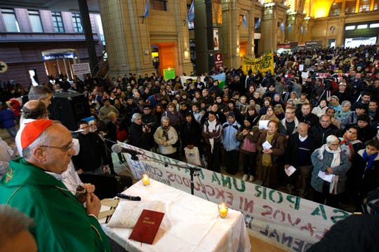 El Cardenal Jorge Bergoglio encabezó una misa en la estación Constitución, continúa la puja con el gpbierno por el matrimonio gay. Foto: LA NACION / Rodrigo Néspolo