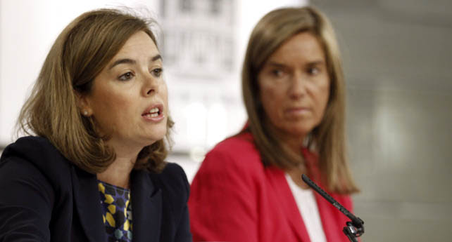La vicepresidenta Soraya Sáenz de Santamaría, junto a la ministra Ana Mato, en la rueda de prensa semanal tras el Consejo de Ministros.