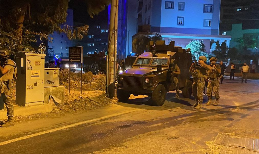 شاهد لحظة تفجير سيارة مفخخة بالقرب من مركز شرطة في تركيا