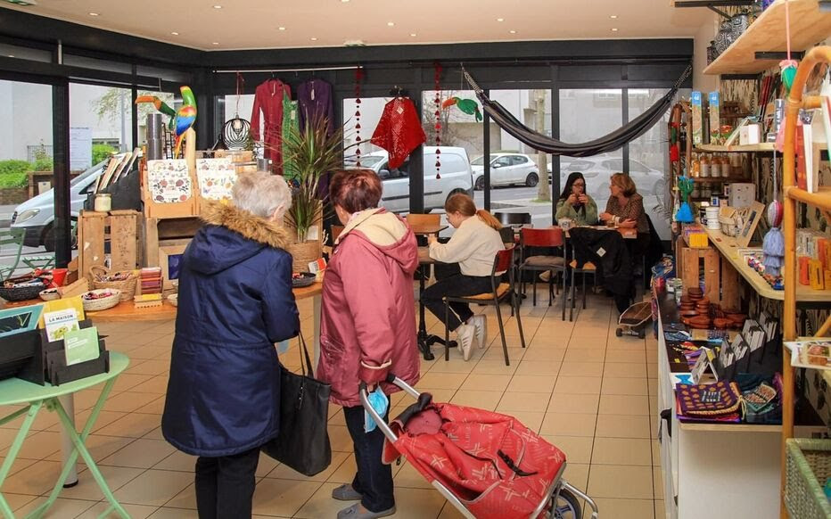 Épinay-sur-Seine (Seine-Saint-Denis), avril 2022. Cette boutique, qui fait aussi café est un lieu pédagogique pour permettre à ceux qui le souhaitent d'apprendre à lancer son commerce. /Stéphane Ouradou