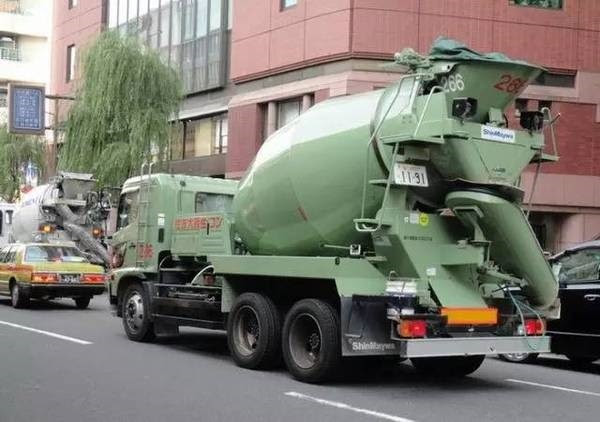 Cả xe bồn cũng sạch sẽ bóng loáng.