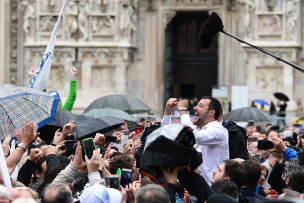 Matteo Salvini, vice primer ministro italiano y ministro del Interior, saludaba a sus simpatizantes durante un mitin previo a las elecciones europeas en mayo, en Milán.