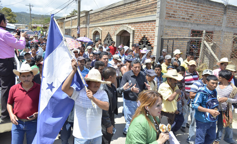 Luego de conocer del ofrecimiento de los diplomáticos, los manifestantes marcharon por las calles de La Esperanza hasta llegar a la Fiscalía, donde realizaron un minuto de silencio y entonaron el Himno Nacional.