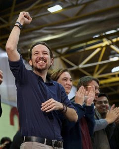 El candidato de Podemos a la Presidencia del Gobierno, Pablo Iglesias, junto a la alcaldesa de Barcelona, Ada Colau. EFE