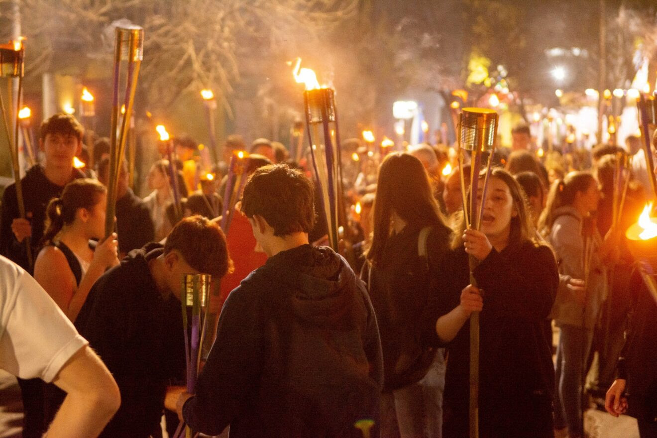 Anoche las antorchas, hoy la Quema del Muñeco