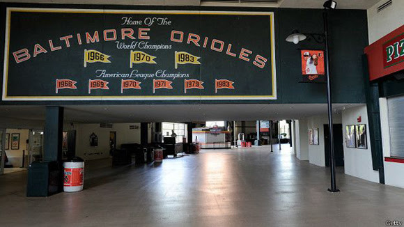 El partido se jugó en horas de la tarde debido al toque de queda impuesto en Baltimore a partir de las 10:00pm.