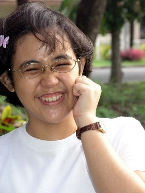 Mikaela Irene Fudolig bước qua cánh cửa Đại học Philippines khi mới 11 tuổi. Cô luôn là học sinh đứng đầu, đỗ thủ khoa trong khoá. Mikaela tốt nghiệp Chuyên ngành Khoa học Vật lý ở tuổi 16. Hiện tại, cô đang theo học bằng Tiến sĩ đồng thời là vị giáo sư trẻ tại chính ngôi trường mình đang theo học. ở Sthích nghiên cứu của Mikaela là sử dụng mô hình toán học để phân tích hành vi các hệ thống, nghiên cứu hệ thống sinh học, và econophysics  nghiên cứu kinh tế dựa trên lý thuyết và phương pháp của vật lý.