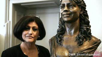 صالحه وهاب واصل، رئیس کمیسیون زنان افغان در اروپا به همراه مجسمه نادیه قانع.
