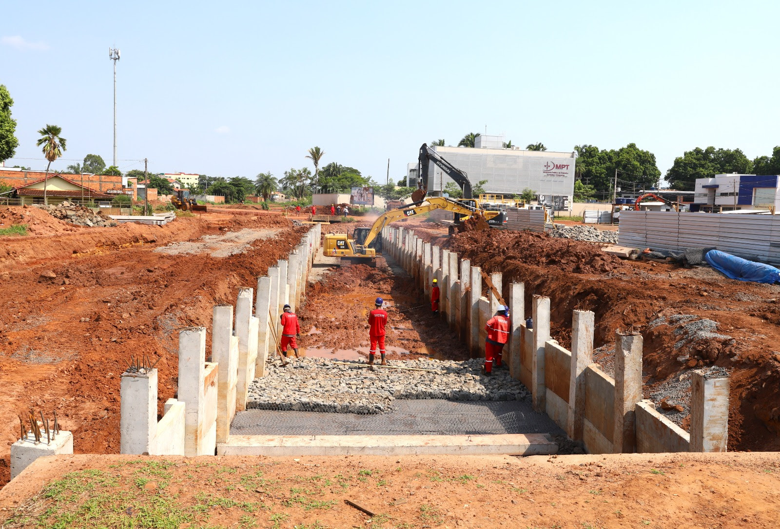 Com 2,5 km de extensão, a Av. Siqueira Campos inicia na Via Norte, na região central, cruzando os setores Jardim Goiás, Noroeste, Vila Rosário e Setor Couto Magalhães até a Avenida Castelo Branco, e depois seguindo até os setores Universitário e Vila Norte.