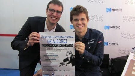Magnus Carlsen posando con el cartel del I Festival Internacional de Ajedrez Juan Martínez Sola