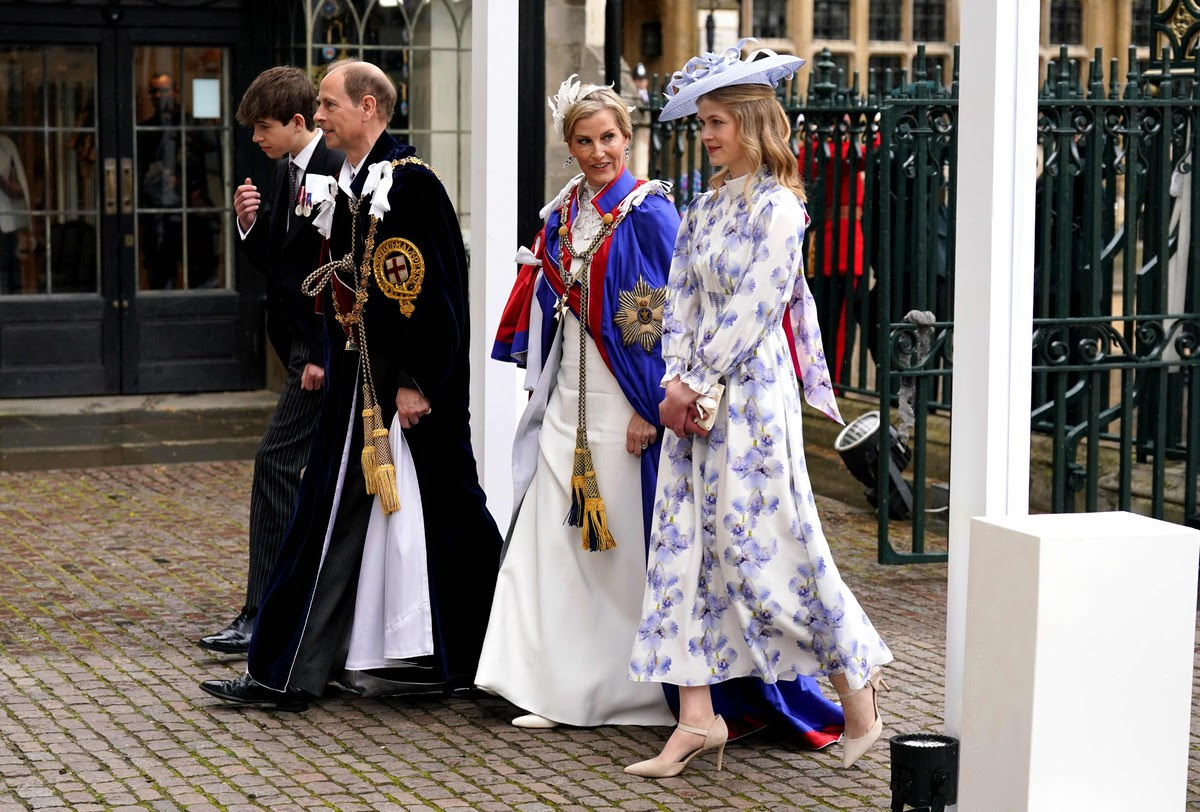 Công tước và Nữ công tước xứ Edinburgh đến cùng Phu nhân Louise Windso và Bá tước xứ Wessex tại Tu viện Westminster.  (Ảnh của Andrew Milligan/POOL/AFP)
