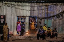 Una habitación para diez personas y baño compartido con 80: las chabolas de Bombay son gasolina para el virus