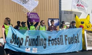Manifestantes protestando contra la financiación de los combustibles fósiles durante la COP27 en Sharm el-Sheikh, en Egipto.