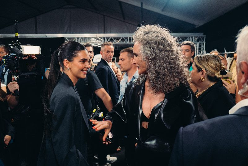 El desfile de L'Oréal Paris que levanta el ritmo feminista
