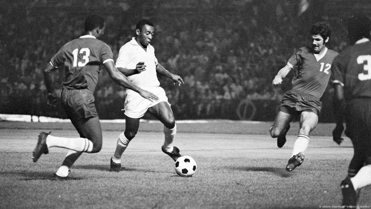 Pelé jogando com o uniforme do Santos 