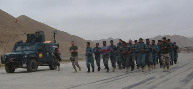 Guardias civiles entrenando a policías afganos sobre el terreno.