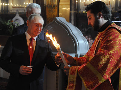 Vladimir Putin atiende el servicio de la pascua ortodoxa en la catedral del Cristo Salvador, 20 de abril de 2014. EFE/EPA/MIKHAIL KLIMENTYEV/RIA NOVOSTI