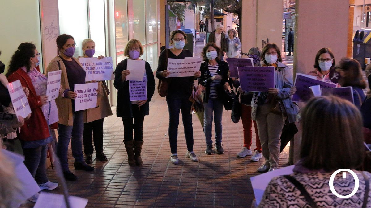 Un grupo de feministas planta cara a los antiabortistas en Córdoba entonando un rezo laico