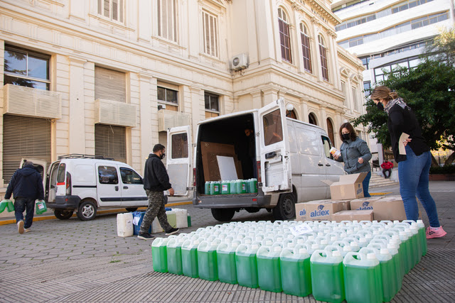 Frente a la segunda ola, la UNLP entregó insumos para elaborar lavandina y detergente