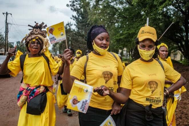 Des partisans du président Yoweri Museveni à Jinja (Ouganda), le 4 décembre 2020. © Sumy Sadurni/AFP