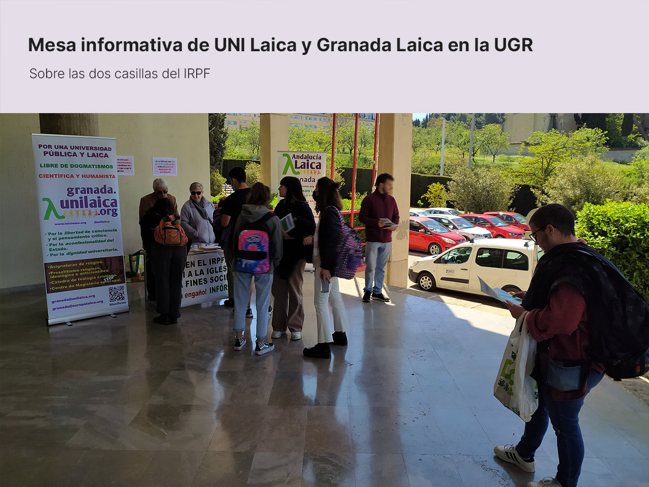 Mesa informativa de UNI Laica y Granada Laica en la Facultad de Ciencias de la Educación de la Universidad de Granada