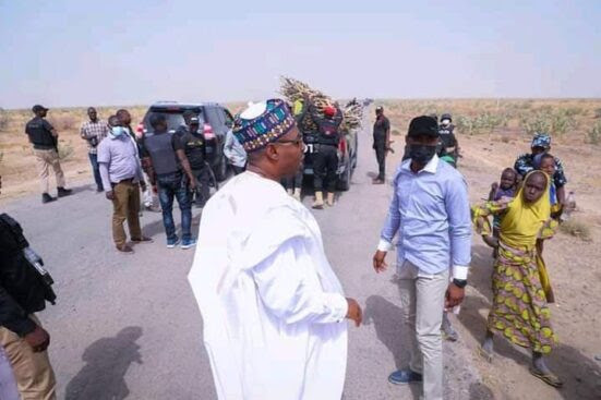 Governor Zulum stops his convoy to help women gathering firewood (photos)