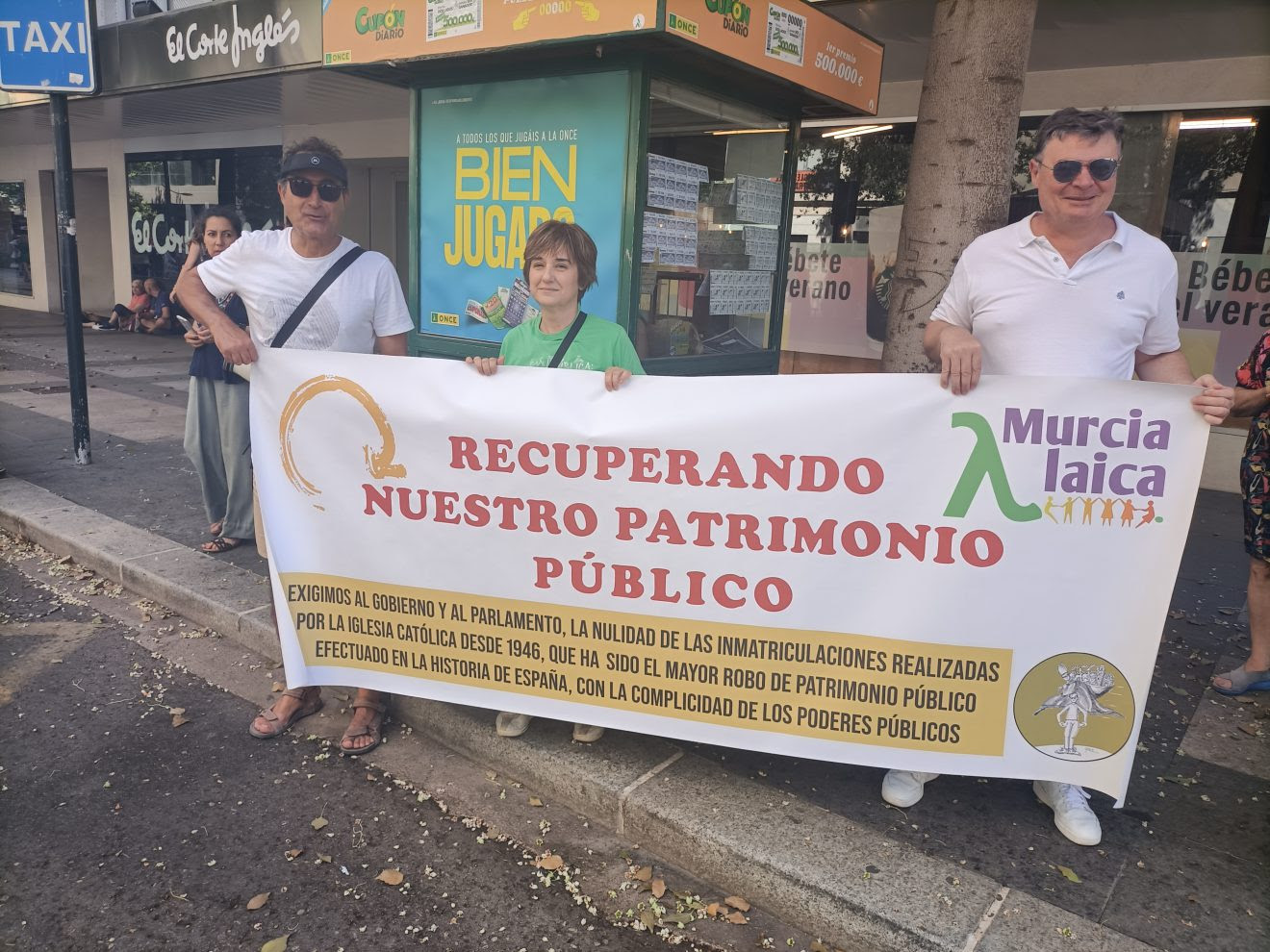Miembros de Europa Laica Región de Murcia portando una pancarta en una manifestación