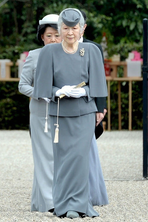 Phong cách thời trang đẳng cấp của hoàng hậu Nhật 82 tuổi