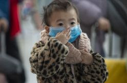 FOTOS | De Brasil a Tailandia: imágenes rutinarias de niños y bebés en la crisis del coronavirus