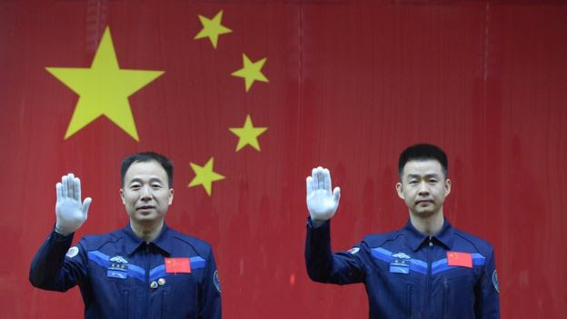 Китайские космонавты Цзин Хайпэн и Чэнь Дун