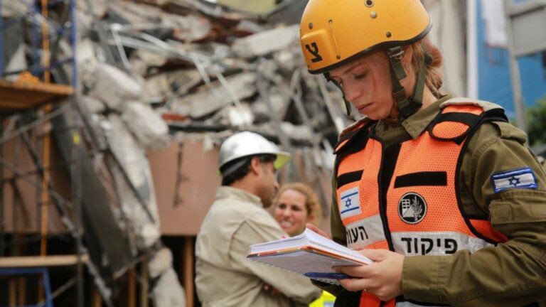 A member of the IDF Search and Rescue Unit helping after the Mexico earthquakes. Photo courtesy of IDF Spokesperson