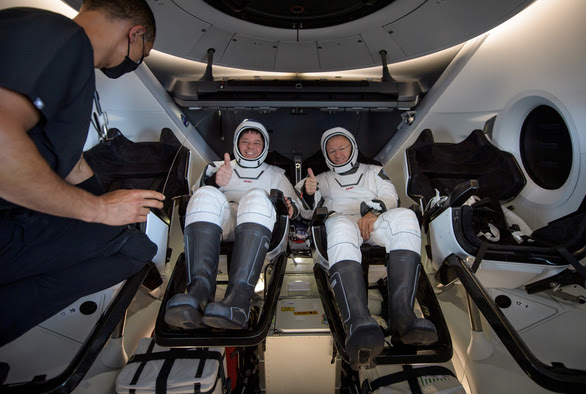 Tàu Crew Dragon của SpaceX đáp thành công trên biển - Ảnh 1.