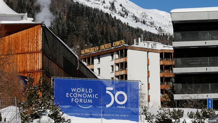Schweiz | Plakat des Weltwirtschaftsforums in Davos (Reuters/D. Balibouse)