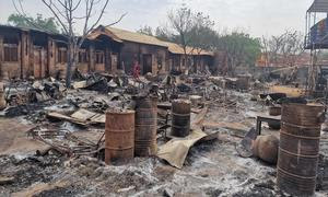 Последствия конфликта: сожжено здание школы, в котором размещались беженцы и вынужденные переселенцы. Западный Дарфур. 