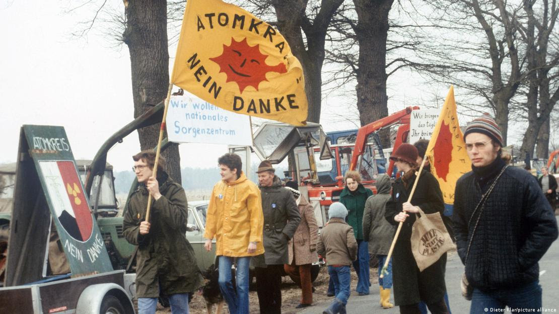 Pessoas carregando bandeiras em protesto antinuclear em Hanover, na Alemanha, em 1979