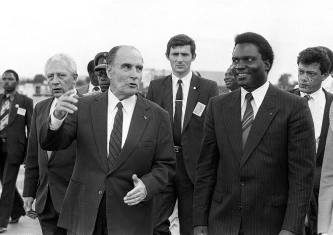 Le président français François Mitterrand, à Kigali (Rwanda), avec son homologue rwandais Juvénal Habyarimana, en décembre 1984. © Georges GOBET / AFP