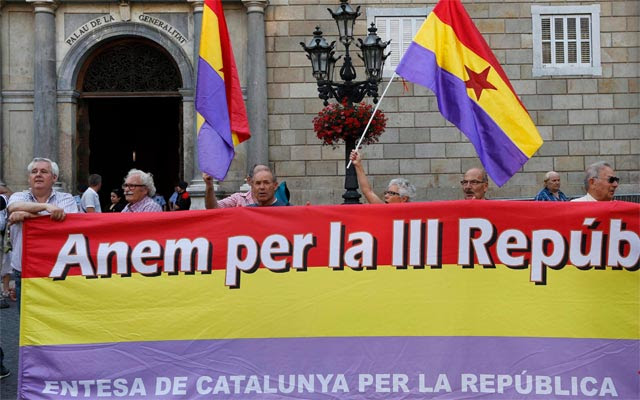 Manifestantes por la República, frente al Palau de la Generalitat en Barcelona, este jueves. REUTERS/Gustau Nacarino