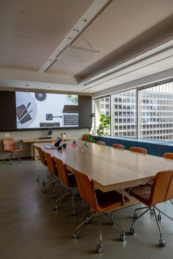 The ‘showcase’ room within the 20,000 square foot facility is ‘Room with a View’, which provides seating and videoconferencing space for up to 12 people. 