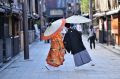Para complementar o álbum de casamento, vale fazer um ensaio fotográfico com trajes típicos japoneses em um cenário romântico