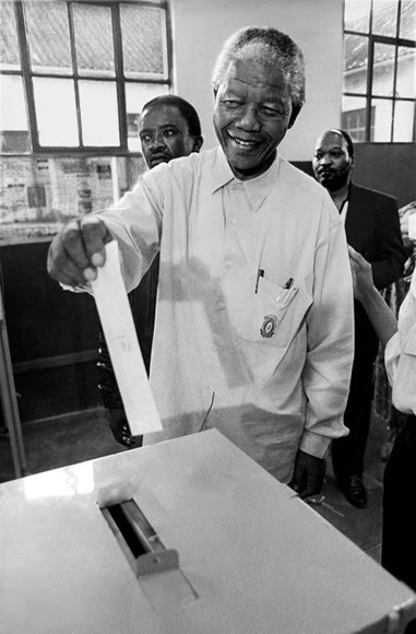 Nelson Mandela vota en las elecciones celebradas en Sudáfrica en 1994, las primeras con sufragio universal del país.