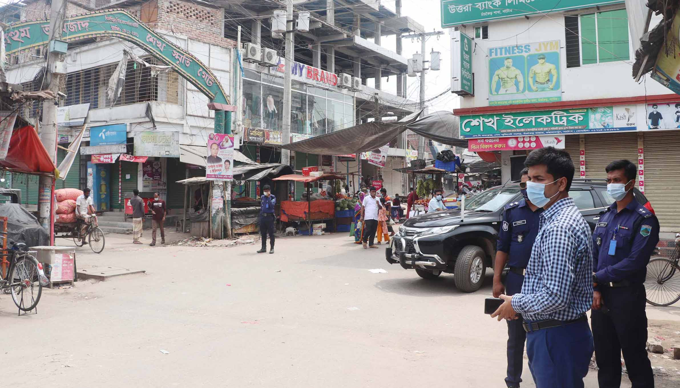 প্রশাসনের কঠোর অবস্থানে গুরুদাসপুরের পথঘাট ফাঁকা