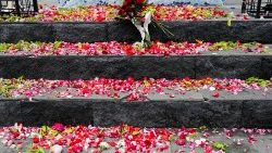 Pétalos de flores inundan la entrada al estadio de Malang, en Indonesia, escenario partido de fútbol que terminó en tragedia.