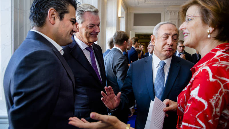 Image result for Kuzu weigert Netanyahu de hand te geven/Foto