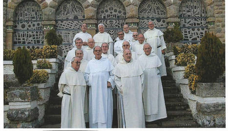 Imagen de los 16 miembros de la orden que forman la comunidad en la actualidad.