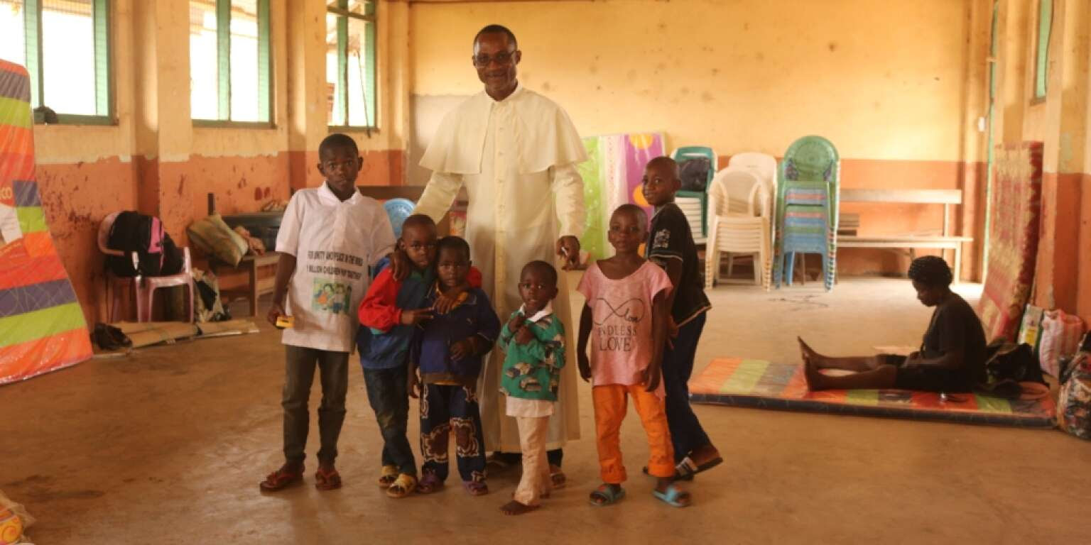 En décembre 2017, au diocèse de Mamfé, au Cameroun, le père Peter Paul Ibeagha recueille les enfants de ceux qui sont partis au Nigeria.