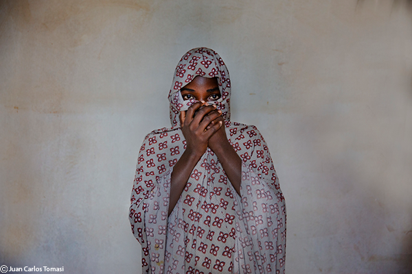 Hindatou tiene 23 años y dos hermanos menores, Mohammed, de 14, y Halisa, de 13. Vienen del norte de Nigeria. Fueron secuestrados por un grupo armado y pasaron varios meses en cautiverio antes de huir y reunirse con parte de su familia. Halisa siempre está inquieta y tiene pesadillas. Mohammed tiene problemas similares; fue testigo de varios asesinatos.