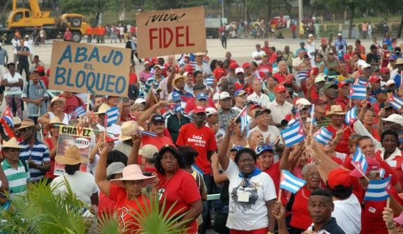 Desfile por el Primero de Mayo, Día del Proletariado Mundial, en la Plaza de la Revolución Antonio Maceo, en Santiago de Cuba, el 1ro. de mayo de 2015. AIN FOTO/Miguel RUBIERA
