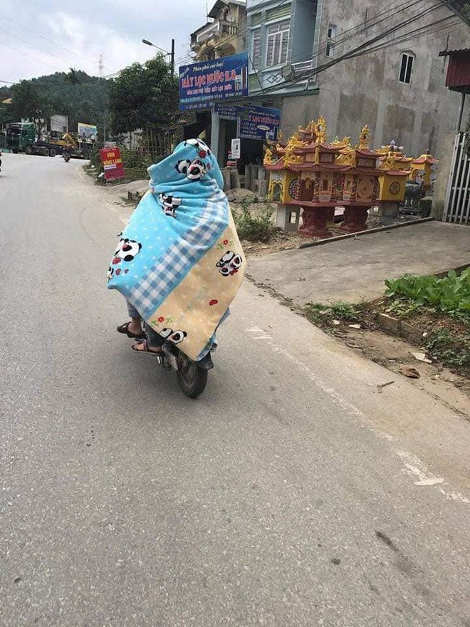 Trời trở lạnh, học sinh đ&#227; đua nhau mang chăn đến lớp, h&#224;i nhất l&#224; cảnh tr&#249;m k&#237;n cả xe ngo&#224;i đường - Ảnh 4.